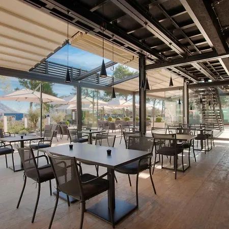 Hotel Fontana Seafront Residences 4*